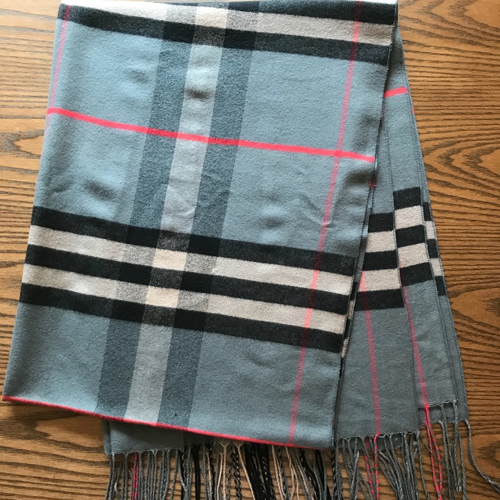Beautiful NWOT grey plaid scarf